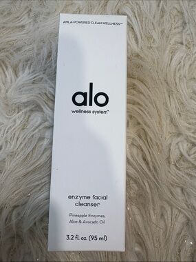 ALO Yoga Enzyme Facial Cleanser – White